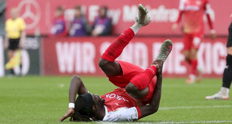 04 10 2025, xfsx, Herren, Fußball, Saison 2025 2026, Regionalliga Bayern, 12 Spieltag FC Wuerzburger Kickers FC Memmingen 1907 v li Cherif Cisse FC Wuerzburger Kickers mit Schmerzen nach einem Foul, racked with pain, Freisteller, Einzelbild, Aktion Wuerzburg AKON ARENA Bayern Deutschland