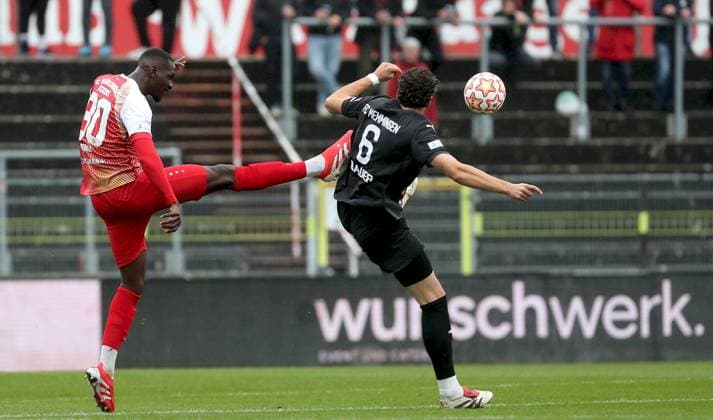04 10 2025, xfsx, Men, Soccer, Season 2025 2026, Regionalliga Bayern, 12 Matchday FC Wuerzburger Kickers FC Memmingen 1907 v li Tarsis Bonga FC Wuerzburger Kickers , David Bauer FC Memmingen Wuerzburg AKON ARENA Bayern Germany