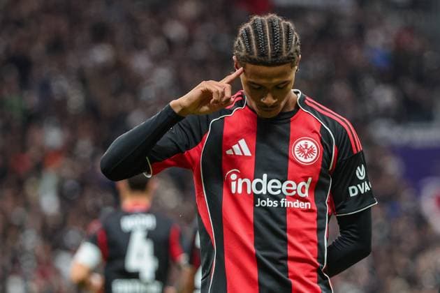 Soccer 1 Bundesliga Eintracht Frankfurt FC Bayern Munich on 04 10 2025 at Deutsche Bank Park in Frankfurt Cheering, goal celebration, goal scorer Jean Matteo Bahoya Frankfurt 19 cheers after his supposed goal to 1 to 1, but the goal was disallowed by the VAR and the referee Daniel Siebert MH