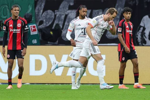 Soccer 1 Bundesliga Eintracht Frankfurt FC Bayern Munich on 04 10 2025 at Deutsche Bank Park in Frankfurt Cheering, goal celebration, goal scorer Harry Kane Muenchen 9 cheers after his goal for 0 to 2 , Jean Matteo Bahoya Frankfurt 19 and Nathaniel Nene Brown Frankfurt 21 watch the scene MH