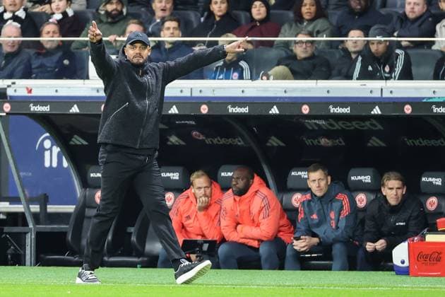 Soccer 1 Bundesliga Eintracht Frankfurt FC Bayern Munich on 04 10 2025 at Deutsche Bank Park in Frankfurt Coach Vincent Kompany Muenchen gestures MH
