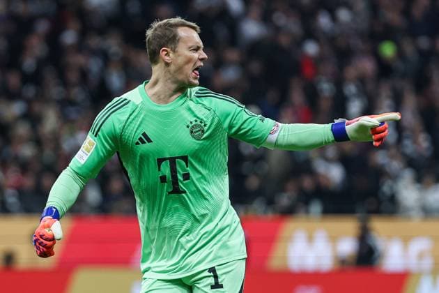 Soccer 1 Bundesliga Eintracht Frankfurt FC Bayern Munich on 04 10 2025 at Deutsche Bank Park in Frankfurt Goalkeeper Manuel Neuer Muenchen 1 cheers and is happy about the goal for 2 to 0 MH