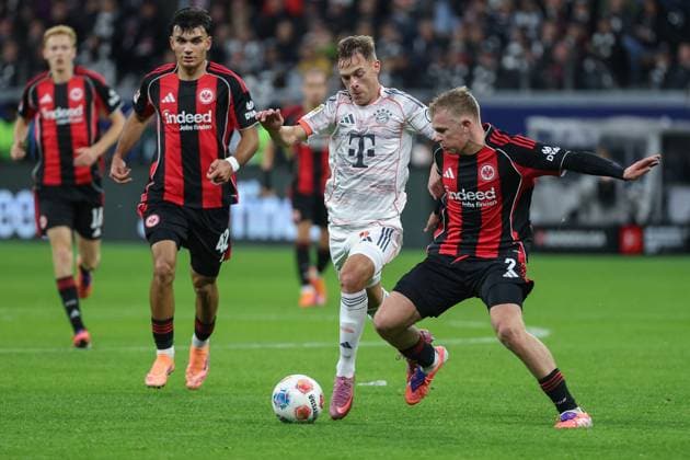 Soccer 1 Bundesliga Eintracht Frankfurt FC Bayern Munich on 04 10 2025 at Deutsche Bank Park in Frankfurt Joshua Kimmich Muenchen 6 vs Jonathan Jonny Burkardt Frankfurt 9 MH