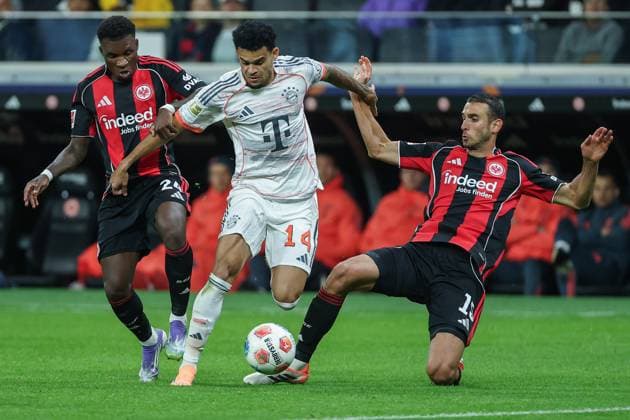 Soccer 1 Bundesliga Eintracht Frankfurt FC Bayern Munich on 04 10 2025 at Deutsche Bank Park in Frankfurt Luis Diaz Muenchen 14 vs Aurelio Gabriel Ulineia Buta Frankfurt 24 and Ellyes Skhiri Frankfurt 15 MH