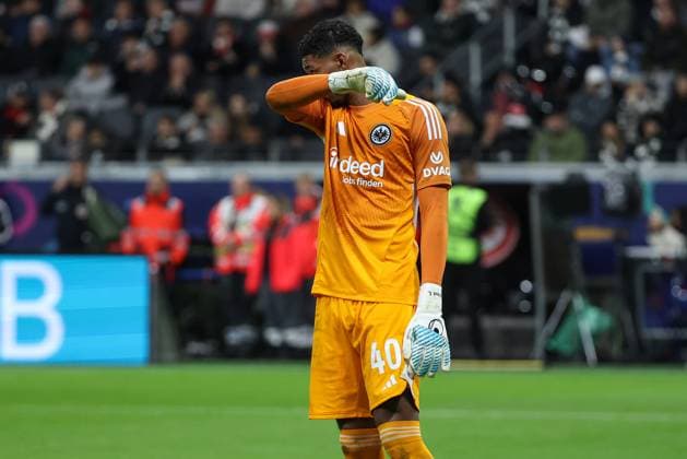 Soccer 1 Bundesliga Eintracht Frankfurt FC Bayern Munich on 04 10 2025 at Deutsche Bank Park in Frankfurt Goalkeeper Kaua Morais Vieira dos Santos Frankfurt 40 dissatisfied, disappointed, disappointed, dejected MH