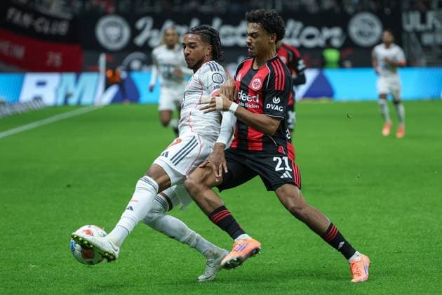 Soccer 1 Bundesliga Eintracht Frankfurt FC Bayern Munich on 04 10 2025 at Deutsche Bank Park in Frankfurt Michael Olise Muenchen 17 vs Nathaniel Nene Brown Frankfurt 21 MH