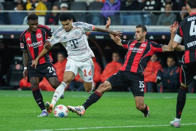 Soccer 1 Bundesliga Eintracht Frankfurt FC Bayern Munich on 04 10 2025 at Deutsche Bank Park in Frankfurt Luis Diaz Muenchen 14 vs Aurelio Gabriel Ulineia Buta Frankfurt 24 and Ellyes Skhiri Frankfurt 15 MH