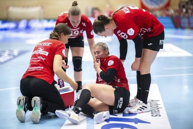 HANDBALL WOMEN 1 BUNDESLIGA 4 SPIELTAG THC SPORT UNION NECKARSULM FOR EDITORIAL PURPOSES ONLY p 04 10 2025 Bad Langensalza Handball Women 1 Bundesliga Women Season 2025 2026 Salzhalle 4 Spieltag Thüringer HC Sport Union Neckarsulm im Foto Nathalie Hendrikse 6 Thüringer HC mus verletzt vom Platz Deutschland Thueringen Bad Langensalza Copyright SaschaxFromm Copyright: SaschaxFromm doc82ok3558v49vf5x55hr ,EDITORIAL USE ONLY Copyright: SaschaxFromm