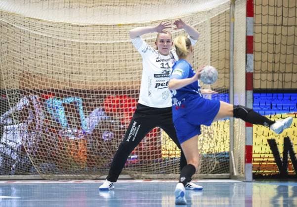 HANDBALL WOMEN 1 BUNDESLIGA 4 GAME DAY THC SPORT UNION NECKARSULM FOR EDITORIAL PURPOSES ONLY p 04 10 2025 Bad Langensalza Handball Women 1 Bundesliga Women Season 2025 2026 Salzhalle 4 Matchday Thuringian HC Sport Union Neckarsulm in photo Goalkeeper Laura Kuske 11 Thuringian HC in duel with Antje Döll 59 Sport Union Neckarsulm Germany Thuringia Bad Langensalza Copyright SaschaxFromm Copyright: SaschaxFromm doc82ok35zihqf8xqd5hrs ,EDITORIAL USE ONLY Copyright: SaschaxFromm