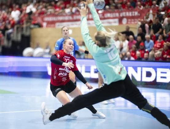 HANDBALL WOMEN 1 BUNDESLIGA 4 GAME DAY THC SPORT UNION NECKARSULM FOR EDITORIAL PURPOSES ONLY EDITORIAL USE ONLY p 04 10 2025 Bad Langensalza Handball Women 1 Bundesliga Women Season 2025 2026 Salzhalle 4 Matchday Thüringer HC Sport Union Neckarsulm in photo Rikke Hoffbeck Petersen 22 Thüringer HC in duel with goalkeeper Johanna Fossum 12 Sport Union Neckarsulm Germany Thuringia Bad Langensalza Copyright SaschaxFromm Copyright: SaschaxFromm doc82ok3x33swkz0kpajee ,EDITORIAL USE ONLY Copyright: SaschaxFromm