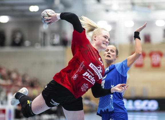 HANDBALL WOMEN 1 BUNDESLIGA 4 SPIELTAG THC SPORT UNION NECKARSULM FOR EDITORIAL PURPOSES ONLY p 04 10 2025 Bad Langensalza Handball Women 1 Bundesliga Women Season 2025 2026 Salzhalle 4 Matchday Thüringer HC Sport Union Neckarsulm in photo Johanna Reichert 29 Thüringer HC in duel with Munia Smits 23 Sport Union Neckarsulm Germany Thueringen Bad Langensalza Copyright SaschaxFromm Copyright: SaschaxFromm doc82ok418pic7bksotan ,EDITORIAL USE ONLY Copyright: SaschaxFromm