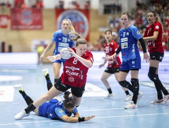 HANDBALL WOMEN 1 BUNDESLIGA 4 SPIELTAG THC SPORT UNION NECKARSULM FOR EDITORIAL PURPOSES ONLY p 04 10 2025 Bad Langensalza Handball Women 1 Bundesliga Women Season 2025 2026 Salzhalle 4 Matchday Thüringer HC Sport Union Neckarsulm in photo Julie Holm 8 Thüringer HC in duel with Munia Smits 23 Sport Union Neckarsulm Germany Thueringen Bad Langensalza Copyright SaschaxFromm Copyright: SaschaxFromm doc82ok50mxwnm173m8i4q2 ,EDITORIAL USE ONLY Copyright: SaschaxFromm
