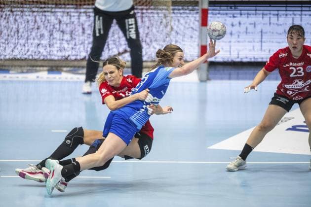 HANDBALL WOMEN 1 BUNDESLIGA 4 GAME DAY THC SPORT UNION NECKARSULM FOR EDITORIAL PURPOSES ONLY p 04 10 2025 Bad Langensalza Handball Women 1 Bundesliga Women Season 2025 2026 Salzhalle 4 Matchday Thuringian HC Sport Union Neckarsulm in photo Anika Niederwieser 14 Thuringian HC in duel with Alicia Soffel 13 Sport Union Neckarsulm Germany Thuringia Bad Langensalza Copyright SaschaxFromm Copyright: SaschaxFromm doc82ok4sm2wk91bxawy257 ,EDITORIAL USE ONLY Copyright: SaschaxFromm