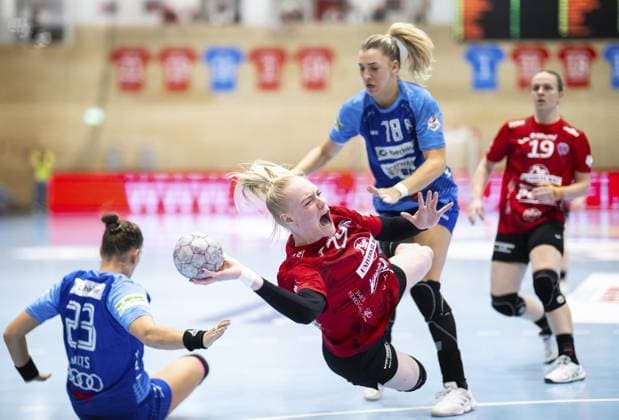 HANDBALL WOMEN 1 BUNDESLIGA 4 SPIELTAG THC SPORT UNION NECKARSULM FOR EDITORIAL PURPOSES ONLY EDITORIAL USE ONLY p 04 10 2025 Bad Langensalza Handball Frauen 1 Bundesliga Frauen Saison 2025 2026 Salzhalle 4 Spieltag Thüringer HC Sport Union Neckarsulm in photo Johanna Reichert 29 Thuringian HC in duel with Munia Smits 23 Sport Union Neckarsulm and Paulina UÅcinowicz 78 Sport Union Neckarsulm Germany Thuringia Bad Langensalza Copyright SaschaxFromm Copyright: SaschaxFromm doc82ok54o3fnb14fomsn42 ,EDITORIAL USE ONLY Copyright: SaschaxFromm