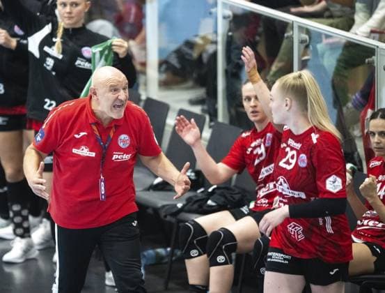 HANDBALL WOMEN 1 BUNDESLIGA 4 SPIELTAG THC SPORT UNION NECKARSULM FOR EDITORIAL PURPOSES ONLY p 04 10 2025 Bad Langensalza Handball Women 1 Bundesliga Frauen Saison 2025 2026 Salzhalle 4 Spieltag Thüringer HC Sport Union Neckarsulm im Foto Trainer Herbert Mueller Thüringer HC , Johanna Reichert 29 Thüringer HC Deutschland Thueringen Bad Langensalza Copyright SaschaxFromm Copyright: SaschaxFromm doc82ok5qybqirdfldq5hr ,EDITORIAL USE ONLY Copyright: SaschaxFromm