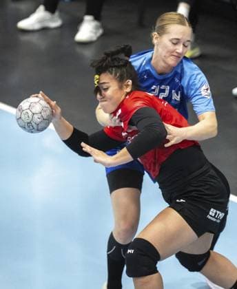 HANDBALL WOMEN 1 BUNDESLIGA 4 GAME DAY THC SPORT UNION NECKARSULM FOR EDITORIAL PURPOSES ONLY p 04 10 2025 Bad Langensalza Handball Women 1 Bundesliga Women Season 2025 2026 Salzhalle 4 Matchday Thuringian HC Sport Union Neckarsulm in photo Giulia Guarieiro 13 Thuringian HC in duel with Meret Ossenkopp 22 Sport Union Neckarsulm Germany Thuringia Bad Langensalza Copyright SaschaxFromm Copyright: SaschaxFromm doc82ok5uysyfpq8y3zb26 ,EDITORIAL USE ONLY Copyright: SaschaxFromm