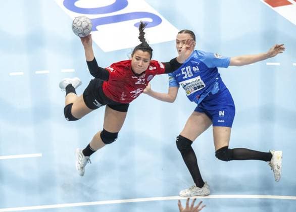 HANDBALL WOMEN 1 BUNDESLIGA 4 GAME DAY THC SPORT UNION NECKARSULM FOR EDITORIAL PURPOSES ONLY p 04 10 2025 Bad Langensalza Handball Women 1 Bundesliga Women Season 2025 2026 Salzhalle 4 Matchday Thuringian HC Sport Union Neckarsulm in photo Giulia Guarieiro 13 Thuringian HC in duel with Meret Ossenkopp 22 Sport Union Neckarsulm Germany Thuringia Bad Langensalza Copyright SaschaxFromm Copyright: SaschaxFromm doc82ok5wtlbj61jhehxf30 ,EDITORIAL USE ONLY Copyright: SaschaxFromm