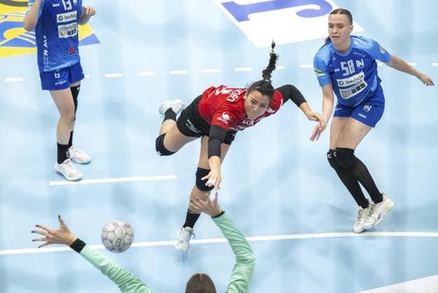 HANDBALL WOMEN 1 BUNDESLIGA 4 GAME DAY THC SPORT UNION NECKARSULM FOR EDITORIAL PURPOSES ONLY p 04 10 2025 Bad Langensalza Handball Women 1 Bundesliga Women Season 2025 2026 Salzhalle 4 Matchday Thuringian HC Sport Union Neckarsulm in photo Giulia Guarieiro 13 Thuringian HC in duel with Meret Ossenkopp 22 Sport Union Neckarsulm Germany Thuringia Bad Langensalza Copyright SaschaxFromm Copyright: SaschaxFromm doc82ok5yt3fpg1jp9v84q2 ,EDITORIAL USE ONLY Copyright: SaschaxFromm