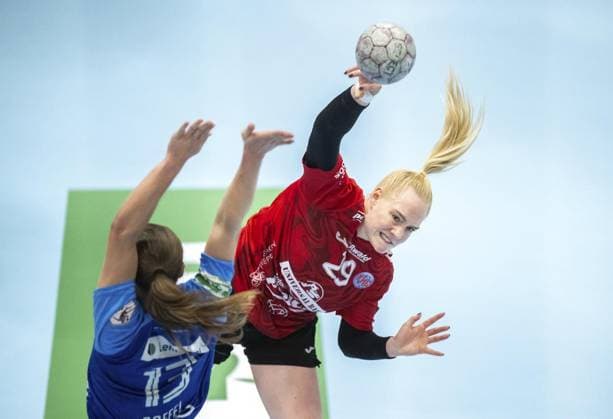 HANDBALL WOMEN 1 BUNDESLIGA 4 SPIELTAG THC SPORT UNION NECKARSULM FOR EDITORIAL PURPOSES ONLY p 04 10 2025 Bad Langensalza Handball Women 1 Bundesliga Women Season 2025 2026 Salzhalle 4 Matchday Thüringer HC Sport Union Neckarsulm in photo Johanna Reichert 29 Thüringer HC in duel with Alicia Soffel 13 Sport Union Neckarsulm Germany Thuringia Bad Langensalza Copyright SaschaxFromm Copyright: SaschaxFromm doc82ok68u6xchsw6j34q2 ,EDITORIAL USE ONLY Copyright: SaschaxFromm