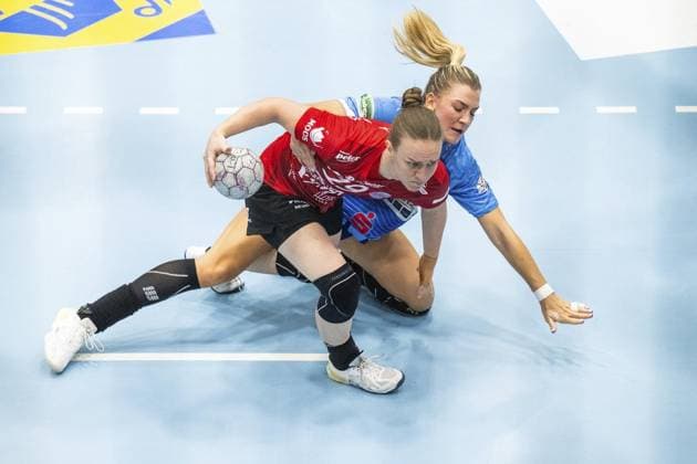 HANDBALL WOMEN 1 BUNDESLIGA 4 GAME DAY THC SPORT UNION NECKARSULM FOR EDITORIAL PURPOSES ONLY p 04 10 2025 Bad Langensalza Handball Women 1 Bundesliga Women Season 2025 2026 Salzhalle 4 Matchday Thüringer HC Sport Union Neckarsulm in photo Luca Farago 19 Thüringer HC in duel with Paulina UÅcinowicz 78 Sport Union Neckarsulm Germany Thuringia Bad Langensalza Copyright SaschaxFromm Copyright: SaschaxFromm doc82ok6nrnkhvh1zcw8y4 ,EDITORIAL USE ONLY Copyright: SaschaxFromm