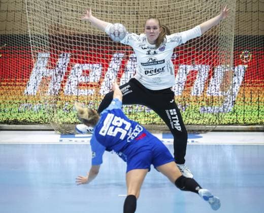 HANDBALL WOMEN 1 BUNDESLIGA 4 GAME DAY THC SPORT UNION NECKARSULM FOR EDITORIAL PURPOSES ONLY p 04 10 2025 Bad Langensalza Handball Women 1 Bundesliga Women Season 2025 2026 Salzhalle 4 Matchday Thuringian HC Sport Union Neckarsulm in photo Goalkeeper Laura Kuske 11 Thuringian HC in duel with Antje Döll 59 Sport Union Neckarsulm Germany Thuringia Bad Langensalza Copyright SaschaxFromm Copyright: SaschaxFromm doc82ok6rzuob7ew36k921 ,EDITORIAL USE ONLY Copyright: SaschaxFromm