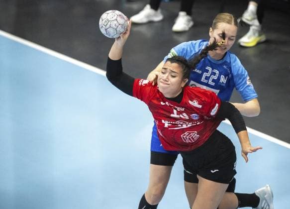 HANDBALL WOMEN 1 BUNDESLIGA 4 GAME DAY THC SPORT UNION NECKARSULM FOR EDITORIAL PURPOSES ONLY p 04 10 2025 Bad Langensalza Handball Women 1 Bundesliga Women Season 2025 2026 Salzhalle 4 Matchday Thuringian HC Sport Union Neckarsulm in photo Giulia Guarieiro 13 Thuringian HC in duel with Meret Ossenkopp 22 Sport Union Neckarsulm Germany Thuringia Bad Langensalza Copyright SaschaxFromm Copyright: SaschaxFromm doc82ok77ck4rl12ify4an ,EDITORIAL USE ONLY Copyright: SaschaxFromm