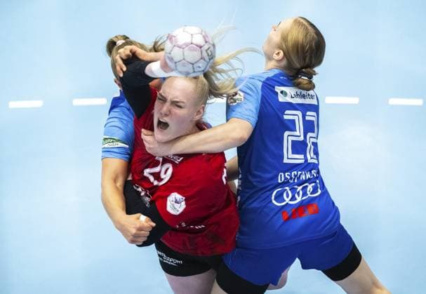 HANDBALL WOMEN 1 BUNDESLIGA 4 SPIELTAG THC SPORT UNION NECKARSULM FOR EDITORIAL PURPOSES ONLY EDITORIAL USE ONLY p 04 10 2025 Bad Langensalza Handball Women 1 Bundesliga Women Season 2025 2026 Salzhalle 4 Spieltag Thüringer HC Sport Union Neckarsulm in photo Johanna Reichert 29 Thuringian HC in duel with Angunn Gudmestad 7 Sport Union Neckarsulm and Rikke Hoffbeck Petersen 22 Thuringian HC Germany Thuringia Bad Langensalza Copyright SaschaxFromm Copyright: SaschaxFromm doc82ok7l3cupe5jn4rc8v ,EDITORIAL USE ONLY Copyright: SaschaxFromm