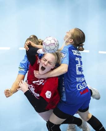 HANDBALL WOMEN 1 BUNDESLIGA 4 SPIELTAG THC SPORT UNION NECKARSULM FOR EDITORIAL PURPOSES ONLY EDITORIAL USE ONLY p 04 10 2025 Bad Langensalza Handball Women 1 Bundesliga Women Season 2025 2026 Salzhalle 4 Spieltag Thüringer HC Sport Union Neckarsulm in photo Johanna Reichert 29 Thuringian HC in duel with Angunn Gudmestad 7 Sport Union Neckarsulm and Rikke Hoffbeck Petersen 22 Thuringian HC Germany Thuringia Bad Langensalza Copyright SaschaxFromm Copyright: SaschaxFromm doc82ok7mxnr5eg85utimb ,EDITORIAL USE ONLY Copyright: SaschaxFromm