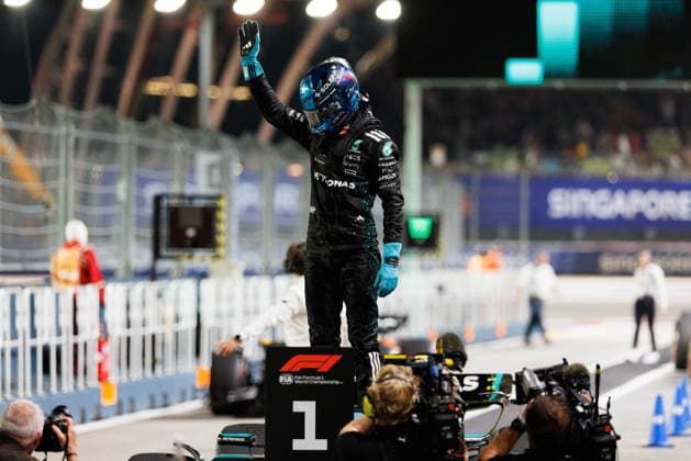 October 4, 2025, Singapore, Singapore: George Russell of Great Britain and the Mercedes-AMG PETRONAS Formula One Team celebrates after securing pole position ahead of the F1 Grand Prix of Singapore at the Marina Bay Street Circuit. Singapore Singapore - ZUMAs197 20251004_aaa_s197_340 Copyright: xGeorgexHitchensx