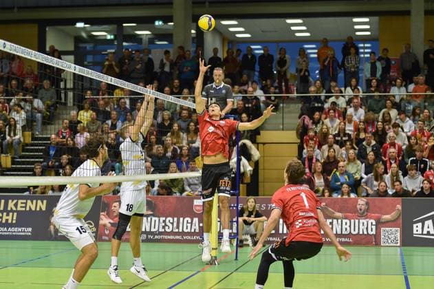 Milan Kvrzic TV Rottenburg, 07 places the ball on the right Dominik Marjanovic TV Rottenburg, 01 , on the left behind the net Raffael Nervo SV Schwaig, 15 and Simon Miller SV Schwaig, 18 TV Rottenburg vs SV Schwaig, Volleyball, 2 Bundesliga Sued, Matchday 3, Match 5524, Season 2025 2026, 04 10 2025, TV Rottenburg vs SV Schwaig, Volleyball, 2 Bundesliga Sued, Matchday 3, Match 5524, Season 2025 2026, 04 10 2025 Rottenburg Copyright: xEibner-Pressefoto RalphxKunzex EP_RKE