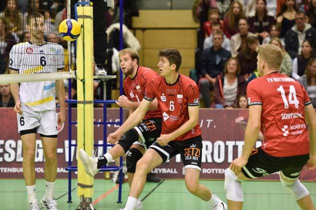 Unrest in front of the net on the Rottenburg side, from left Jannik Lehmann TV Rottenburg, 10 , Maik Trautmann TV Rottenburg, 06 , Timon Schippmann TV Rottenburg, 14 , behind the net Max Bibrack SV Schwaig, 06 watches TV Rottenburg vs SV Schwaig with interest, Volleyball, 2 Bundesliga Sued, Matchday 3, Match 5524, Season 2025 2026, 04 10 2025, TV Rottenburg vs SV Schwaig, Volleyball, 2 Bundesliga Sued, Matchday 3, Match 5524, Season 2025 2026, 04 10 2025 Rottenburg Copyright: xEibner-Pressefoto RalphxKunzex EP_RKE