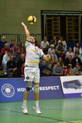 Serve Melvin Jasper Roll SV Schwaig, 10 TV Rottenburg vs SV Schwaig, Volleyball, 2 Bundesliga Sued, Matchday 3, Match 5524, Season 2025 2026, 04 10 2025, TV Rottenburg vs SV Schwaig, Volleyball, 2 Bundesliga Sued, Matchday 3, Match 5524, Season 2025 2026, 04 10 2025 Rottenburg Copyright: xEibner-Pressefoto RalphxKunzex EP_RKE