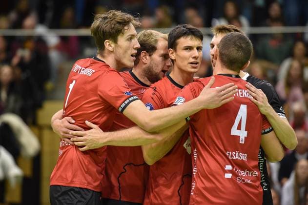 Rottenburg cheers, from left Dominik Marjanovic TV Rottenburg, 01 , Jannik Lehmann TV Rottenburg, 10 , Milan Kvrzic TV Rottenburg, 07 , Robin Leber TV Rottenburg, 11 , Jakob Elsaesser TV Rottenburg, 04 TV Rottenburg vs SV Schwaig, Volleyball, 2 Bundesliga Sued, Matchday 3, Match 5524, Season 2025 2026, 04 10 2025, TV Rottenburg vs SV Schwaig, Volleyball, 2 Bundesliga Sued, Matchday 3, Match 5524, Season 2025 2026, 04 10 2025 Rottenburg Copyright: xEibner-Pressefoto RalphxKunzex EP_RKE