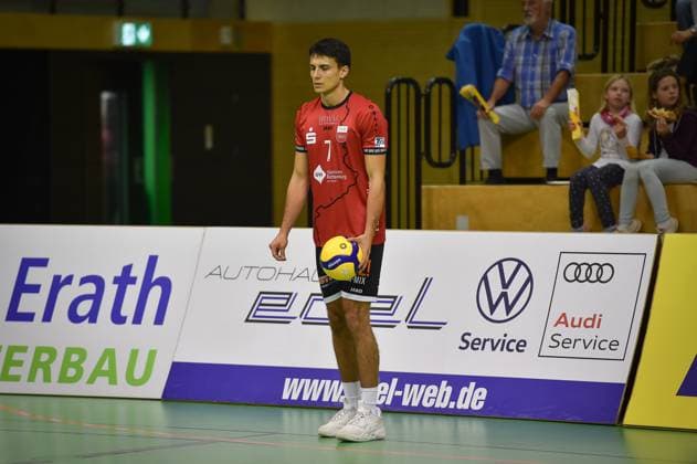 Milan Kvrzic TV Rottenburg, 07 concentrates for the serve TV Rottenburg vs SV Schwaig, Volleyball, 2 Bundesliga Sued, Matchday 3, Match 5524, Season 2025 2026, 04 10 2025, TV Rottenburg vs SV Schwaig, Volleyball, 2 Bundesliga Sued, Matchday 3, Match 5524, Season 2025 2026, 04 10 2025 Rottenburg Copyright: xEibner-Pressefoto RalphxKunzex EP_RKE