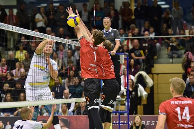 Yannick Klement SV Schwaig, 01 overcomes the Rotenburg block of Dominik Marjanovic TV Rottenburg, 01 and Jannik Lehmann TV Rottenburg, 10 TV Rottenburg vs SV Schwaig, Volleyball, 2 Bundesliga Sued, Matchday 3, Match 5524, Season 2025 2026, 04 10 2025, TV Rottenburg vs SV Schwaig, Volleyball, 2 Bundesliga Sued, Matchday 3, Match 5524, Season 2025 2026, 04 10 2025 Rottenburg Copyright: xEibner-Pressefoto RalphxKunzex EP_RKE
