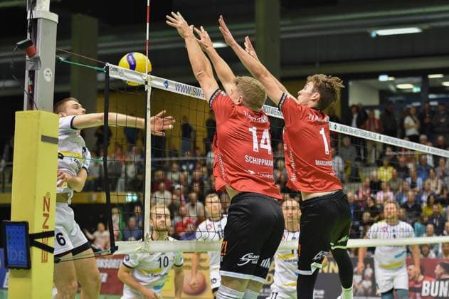 Max Bibrack SV Schwaig, 06 fails at the Rottenburg block of Timon Schippmann TV Rottenburg, 14 and Dominik Marjanovic TV Rottenburg, 01 TV Rottenburg vs SV Schwaig, Volleyball, 2 Bundesliga Sued, Matchday 3, Match 5524, Season 2025 2026, 04 10 2025, TV Rottenburg vs SV Schwaig, Volleyball, 2 Bundesliga Sued, Matchday 3, Match 5524, Season 2025 2026, 04 10 2025 Rottenburg Copyright: xEibner-Pressefoto RalphxKunzex EP_RKE