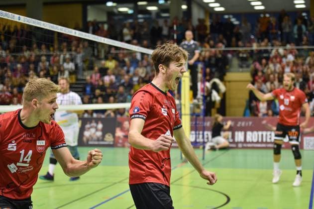 Timon Schippmann TV Rottenburg, 14 and Dominik Marjanovic TV Rottenburg, 01 are happy about a successful block, in the background Jannik Lehmann TV Rottenburg, 10 TV Rottenburg vs SV Schwaig, Volleyball, 2 Bundesliga Sued, Matchday 3, Match 5524, Season 2025 2026, 04 10 2025, TV Rottenburg vs SV Schwaig, Volleyball, 2 Bundesliga Sued, Matchday 3, Match 5524, Season 2025 2026, 04 10 2025 Rottenburg Copyright: xEibner-Pressefoto RalphxKunzex EP_RKE