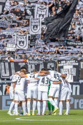 Ingolstadt, Germany 04 October 2025 3 Liga 2025 2026 FC Ingolstadt 04 vs SSV Ulm In the picture The players from SSV Ulm form a team circle to close ranks DFB regulations prohibit any use of photographs as image sequences and or quasi video Audi Sportpark Bayern Copyright: xFotostandx xSchäferx