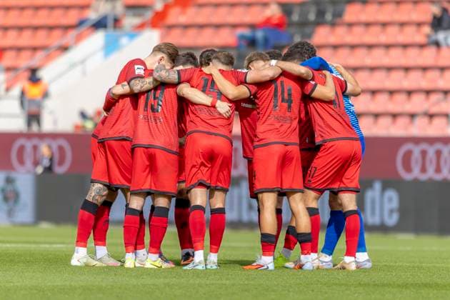 Ingolstadt, Germany 04 October 2025 3 Liga 2025 2026 FC Ingolstadt 04 vs SSV Ulm In the picture The FCI players form a team circle to close ranks DFB regulations prohibit any use of photographs as image sequences and or quasi video Audi Sportpark Bayern Copyright: xFotostandx xSchäferx