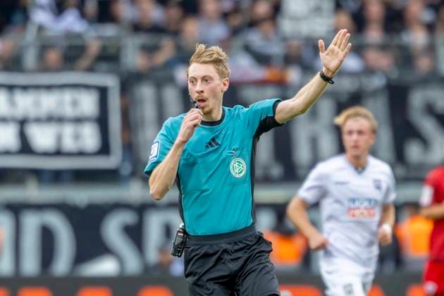 Ingolstadt, Germany 04 October 2025 3 Liga 2025 2026 FC Ingolstadt 04 vs SSV Ulm In the picture Referee Ben Henry Uhrig gesticulates on the pitch DFB regulations prohibit any use of photographs as image sequences and or quasi video Audi Sportpark Bayern Copyright: xFotostandx xSchäferx
