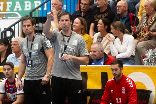 Mark Bult HSG Nordhorn Lingen, coach , 2 f l , next to Frank Schumann, HSG Nordhorn Lingen, co-coach , HBW Balingen Weilstetten vs HSG Nordhorn Lingen, Handball, 2 Bundesliga, Matchday 6, Season 2025 2026, 04 10 2025 Eibner Pressefoto Andreas Ulmer HBW Balingen Weilstetten vs HSG Nordhorn Lingen, Handball, 2 Bundesliga, Matchday 6, Season 2025 2026, 04 10 2025 Balingen Copyright: xEibner-Pressefoto AndreasxUlmerx EP_AUR