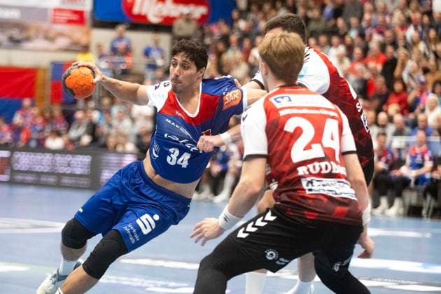 Yonatan Dayan, HBW Balingen Weilstetten, 34 , l , against Elias Ruddat HSG Nordhorn Lingen, 24 , HBW Balingen Weilstetten vs HSG Nordhorn Lingen, Handball, 2 Bundesliga, Matchday 6, Season 2025 2026, 04 10 2025 Eibner Pressefoto Andreas Ulmer HBW Balingen Weilstetten vs HSG Nordhorn Lingen, Handball, 2 Bundesliga, Matchday 6, Season 2025 2026, 04 10 2025 Balingen Copyright: xEibner-Pressefoto AndreasxUlmerx EP_AUR