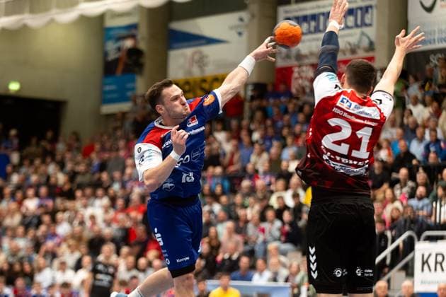 Merlin Fuss HBW Balingen Weilstetten, 13 , against Mika Laurin Sajenev HSG Nordhorn Lingen, 21 , HBW Balingen Weilstetten vs HSG Nordhorn Lingen, Handball, 2 Bundesliga, Matchday 6, Season 2025 2026, 04 10 2025 Eibner Pressefoto Andreas Ulmer HBW Balingen Weilstetten vs HSG Nordhorn Lingen, Handball, 2 Bundesliga, Matchday 6, Season 2025 2026, 04 10 2025 Balingen Copyright: xEibner-Pressefoto AndreasxUlmerx EP_AUR