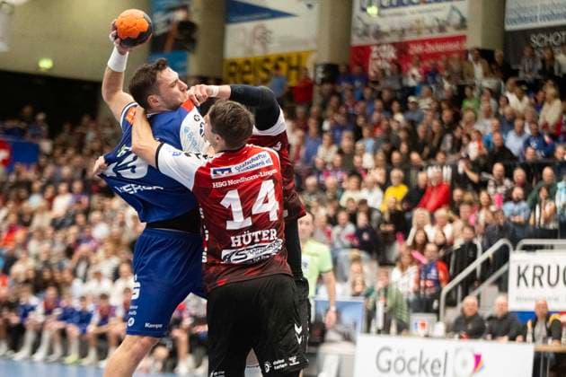 Merlin Fuss HBW Balingen Weilstetten, 13 , against Ian Hueter HSG Nordhorn Lingen, 14 HBW Balingen Weilstetten vs HSG Nordhorn Lingen, Handball, 2 Bundesliga, Matchday 6, Season 2025 2026, 04 10 2025 Eibner Pressefoto Andreas Ulmer HBW Balingen Weilstetten vs HSG Nordhorn Lingen, Handball, 2 Bundesliga, Matchday 6, Season 2025 2026, 04 10 2025 Balingen Copyright: xEibner-Pressefoto AndreasxUlmerx EP_AUR