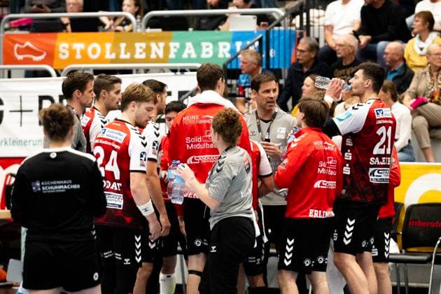 Team HSG Nordhorn Lingen mt Mark Bult HSG Nordhorn Lingen, Coach , HBW Balingen Weilstetten vs HSG Nordhorn Lingen, Handball, 2 Bundesliga, Matchday 6, Season 2025 2026, 04 10 2025 Eibner Pressefoto Andreas Ulmer HBW Balingen Weilstetten vs HSG Nordhorn Lingen, Handball, 2 Bundesliga, Matchday 6, Season 2025 2026, 04 10 2025 Balingen Copyright: xEibner-Pressefoto AndreasxUlmerx EP_AUR