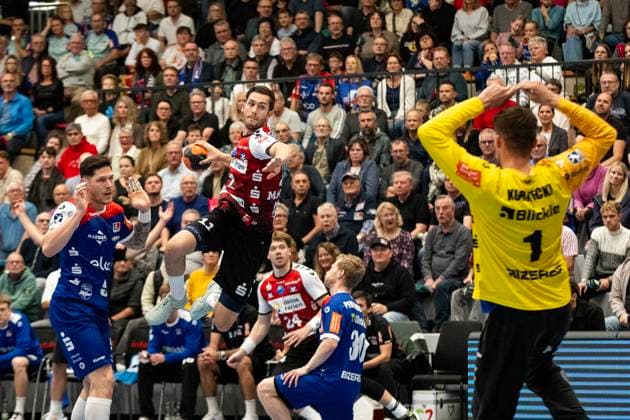 Tarek Marschall HSG Nordhorn Lingen, 11 , against Mateusz Kornecki HBW Balingen Weilstetten, 01, Goalkeeper HBW Balingen Weilstetten vs HSG Nordhorn Lingen, Handball, 2 Bundesliga, Matchday 6, Season 2025 2026, 04 10 2025 Eibner Pressefoto Andreas Ulmer HBW Balingen Weilstetten vs HSG Nordhorn Lingen, Handball, 2 Bundesliga, Matchday 6, Season 2025 2026, 04 10 2025 Balingen Copyright: xEibner-Pressefoto AndreasxUlmerx EP_AUR