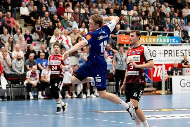 Tim Gruener HBW Balingen Weilstetten, 18 , against Christian Wilhelm HSG Nordhorn Lingen, 03 HBW Balingen Weilstetten vs HSG Nordhorn Lingen, Handball, 2 Bundesliga, Matchday 6, Season 2025 2026, 04 10 2025 Eibner Pressefoto Andreas Ulmer HBW Balingen Weilstetten vs HSG Nordhorn Lingen, Handball, 2 Bundesliga, Matchday 6, Season 2025 2026, 04 10 2025 Balingen Copyright: xEibner-Pressefoto AndreasxUlmerx EP_AUR