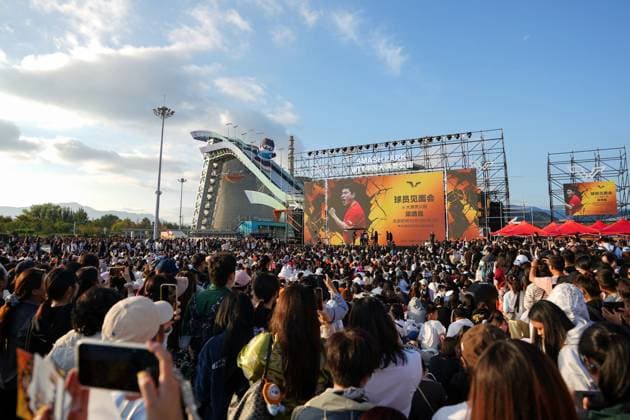 (251005) -- BEIJING, Oct. 5, 2025 -- Fans participate in a player meet-and-greet event at 2025 World Table tennis, Tischtennis (WTT) China Smash in Beijing, China, Oct. 3, 2025. ) Xinhua Headlines: Sports events ignite new engine for China s holiday economy JuxHuanzong 