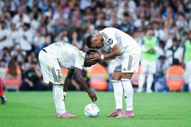 (251005) -- MADRID, Oct. 5, 2025 -- Kylian Mbappe (R) and Vinicius Junior of Real Madrid talk before the penalty kick during the La Liga football match between Real Madrid and Villarreal CF at the Santiago Bernabeu Stadium, Madrid, Spain, on Oct. 4, 2025. (Photo by Xinhua) (SP)SPAIN-MADRID-FOOTBALL-LA LIGA-REAL MADRID VS VILLARREAL CF GustavoxValiente 