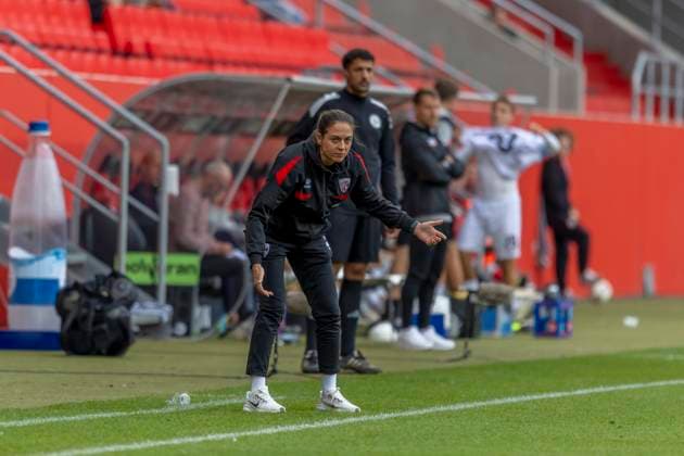 Ingolstadt, Germany 04 October 2025 3 Liga 2025 2026 FC Ingolstadt 04 vs SSV Ulm In the picture coach Sabrina Wittmann FCI gesticulates on the pitch DFB regulations prohibit any use of photographs as image sequences and or quasi video Audi Sportpark Bayern Copyright: xFotostandx xSchäferx